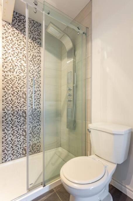 Lovely Rental Unit With Balcony~ Autoroute 40 Montreal Bagian luar foto