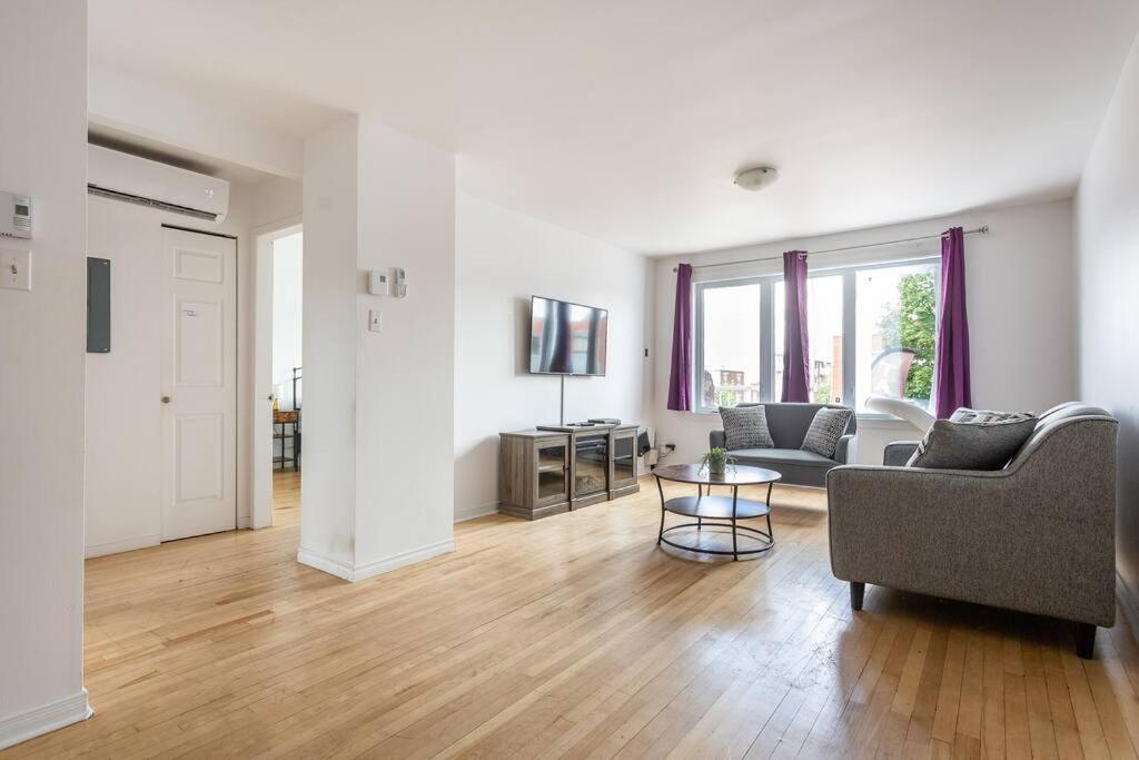 Lovely Rental Unit With Balcony~ Autoroute 40 Montreal Bagian luar foto