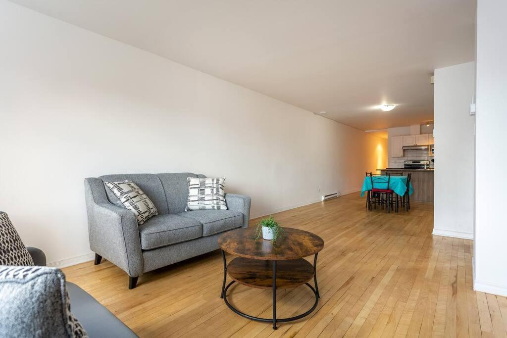 Lovely Rental Unit With Balcony~ Autoroute 40 Montreal Bagian luar foto