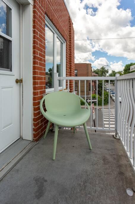 Lovely Rental Unit With Balcony~ Autoroute 40 Montreal Bagian luar foto