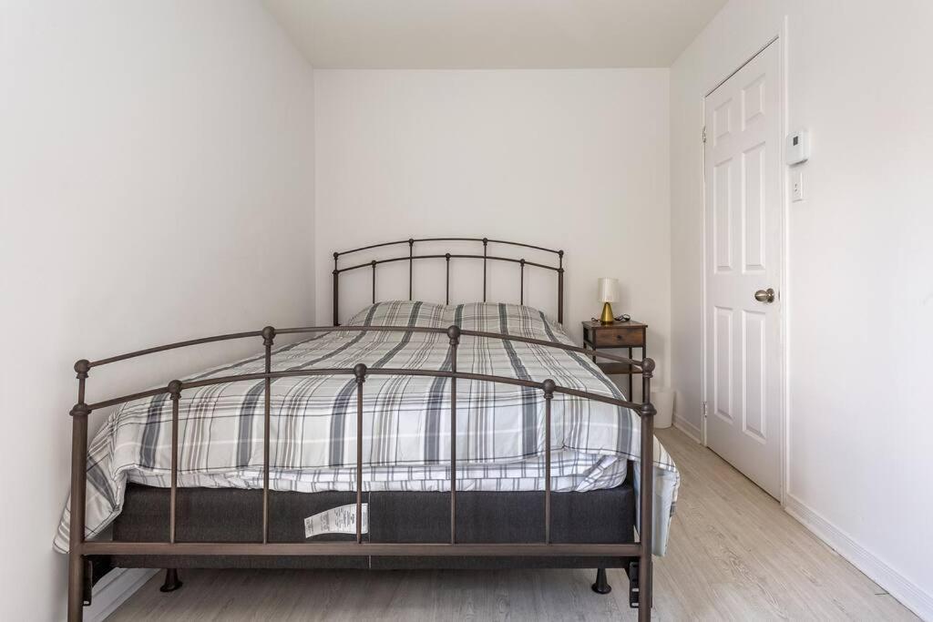 Lovely Rental Unit With Balcony~ Autoroute 40 Montreal Bagian luar foto