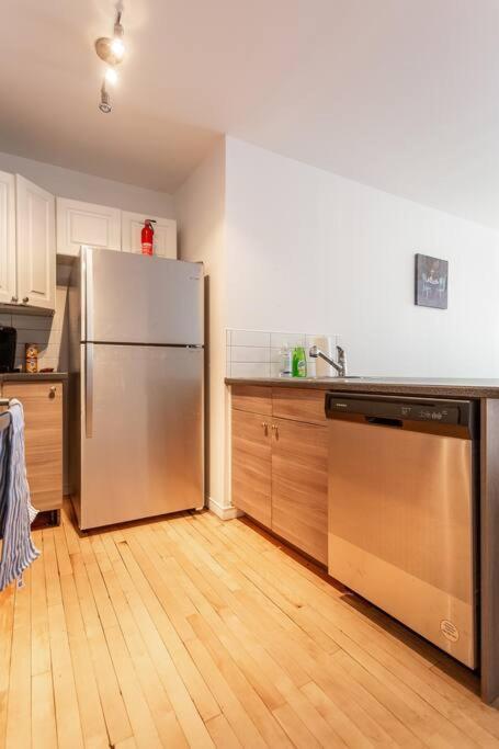 Lovely Rental Unit With Balcony~ Autoroute 40 Montreal Bagian luar foto