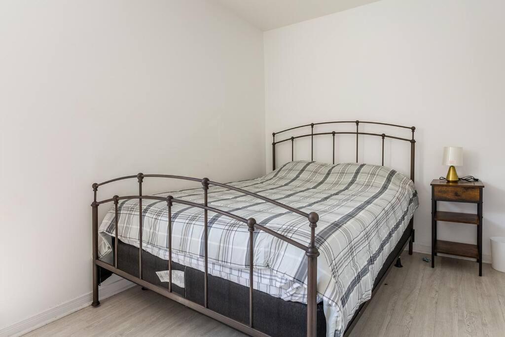 Lovely Rental Unit With Balcony~ Autoroute 40 Montreal Bagian luar foto