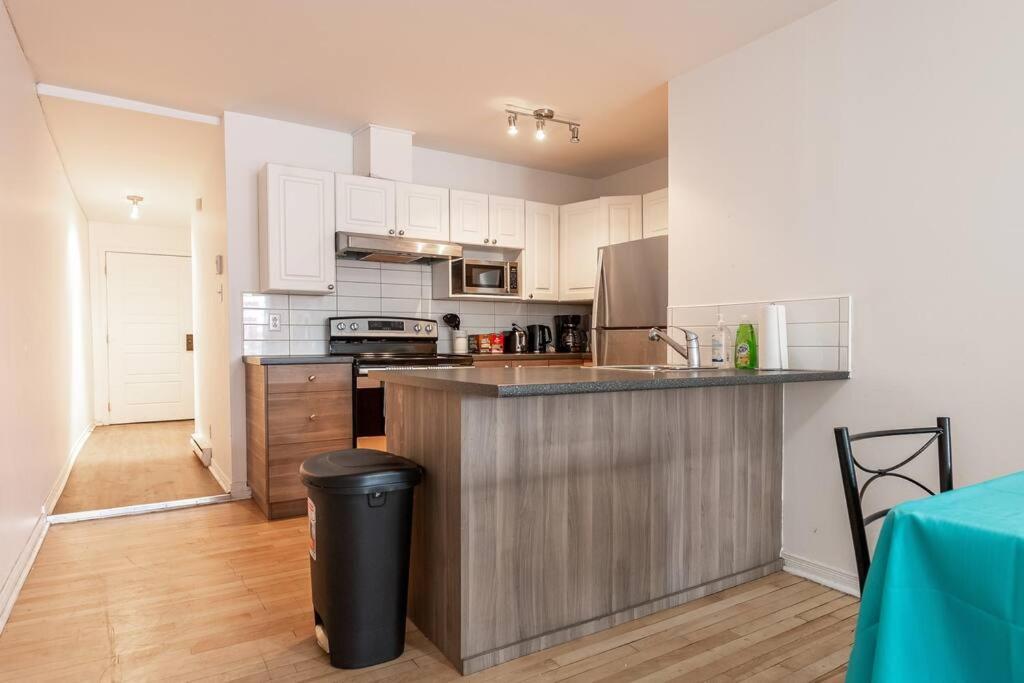 Lovely Rental Unit With Balcony~ Autoroute 40 Montreal Bagian luar foto