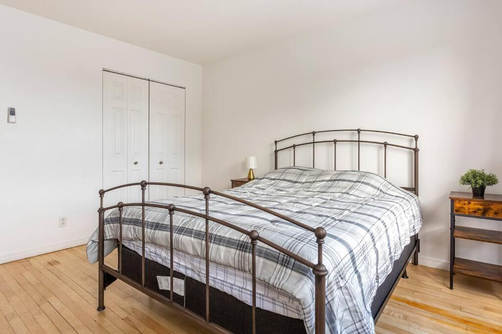 Lovely Rental Unit With Balcony~ Autoroute 40 Montreal Bagian luar foto