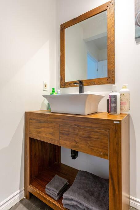 Lovely Rental Unit With Balcony~ Autoroute 40 Montreal Bagian luar foto